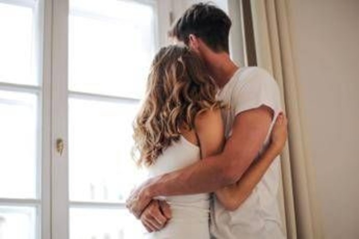 Bird theory, cos'è la 'Teoria dell'uccello' per scoprire se il partner ti ascolta davvero (e cosa ne pensano gli esperti)