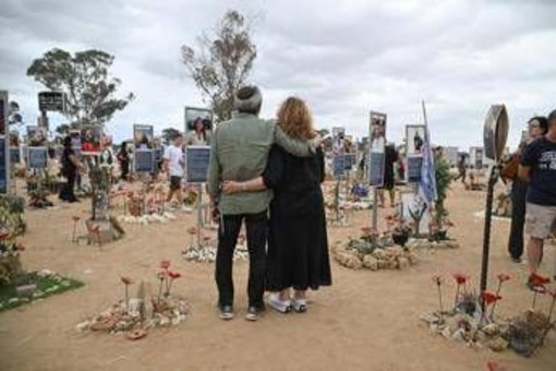 Sopravvissuto al massacro del 7 ottobre, si toglie la vita: "Perdonatemi, non ce la facevo più" Sopravvissuto al massacro del 7 ottobre, si toglie la vita: "Perdonatemi, non ce la facevo più"