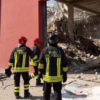 Crollo palazzina Messina, 6 dispersi: ricerche rese difficili da incendio che cova sotto le macerie Crollo palazzina Messina, 6 dispersi: ricerche rese difficili da incendio che cova sotto le macerie