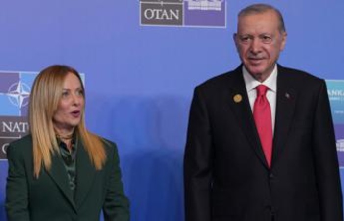 Vertice Nato, Erdogan regala una pistola ai leader. Meloni la porta in Italia protocollata come tutti gli altri doni Vertice Nato, Erdogan regala una pistola ai leader. Meloni la porta in Italia protocollata come tutti gli altri doni