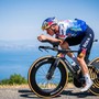 Evenepoel fa il bis nella crono, Pogacar 2° e sempre in giallo al Tour