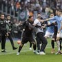 Lazio-Napoli, caos finale con tre espulsi e Conte in campo. Cos'è successo