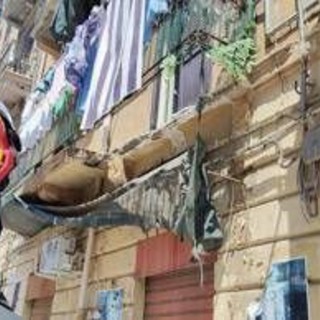 Crolla balcone mentre stende i panni, grave donna di 56 anni a Palermo