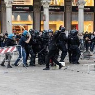Guerriglia a Milano, ai domiciliari uno dei maggiorenni arrestati per scontri e altri quattro in carcere: la decisione del Gip