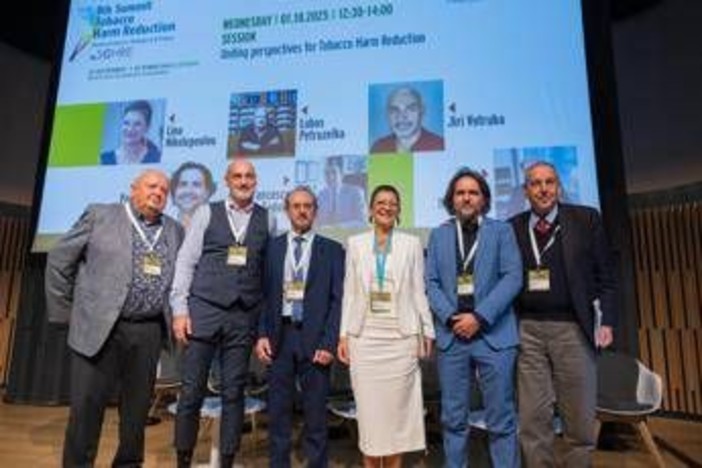 Fumo, medici su dispositivi alternativi: "Riducono danno e aiutano a smettere"