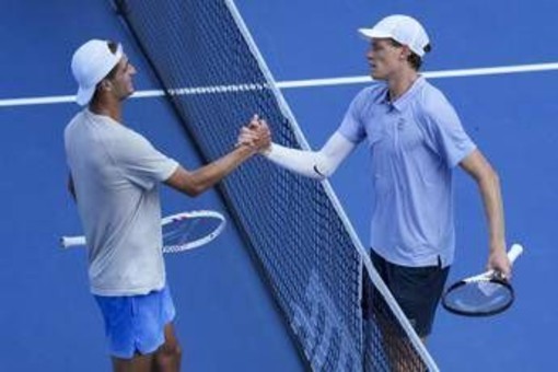 Terence Atmane, chi è avversario di Sinner che gli regalò una carta dei Pokemon Terence Atmane, chi è avversario di Sinner che gli regalò una carta dei Pokemon