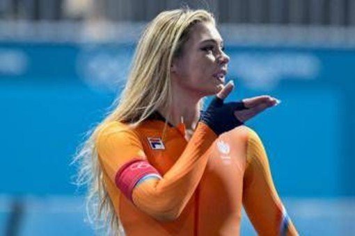 Milano Cortina, Jutta Leerdam mette all'asta la tuta usata alle Olimpiadi: ecco quanto vale Milano Cortina, Jutta Leerdam mette all'asta la tuta usata alle Olimpiadi: ecco quanto vale
