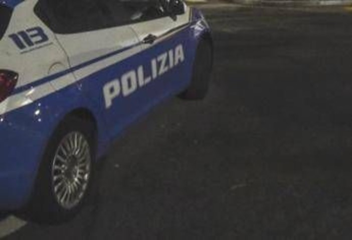 Roma, donna accoltellate sul Gra: uomo bloccato da polizia Roma, donna accoltellate sul Gra: uomo bloccato da polizia