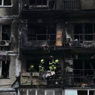 Ucraina, Kiev ancora sotto attacco: raffica di missili e droni. Zelensky: "Russia colpisce strutture civili"