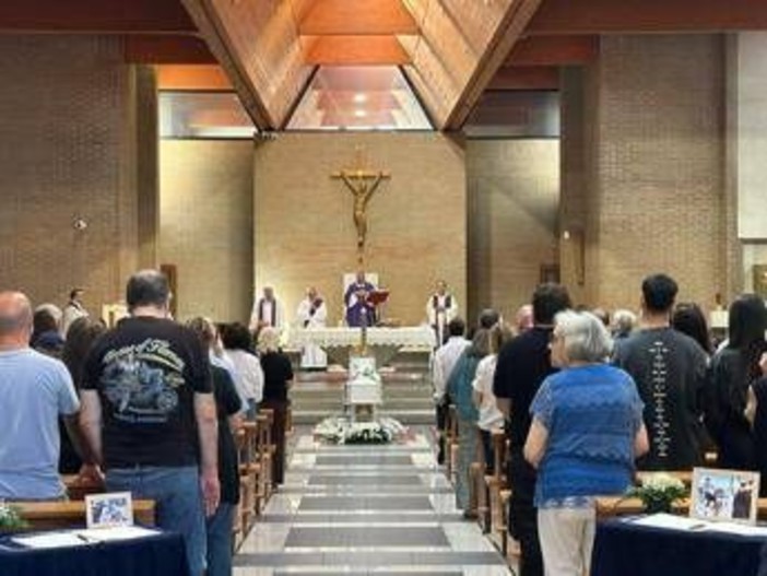 Pietralata, folla ai funerali di Valentina, Luca e Bianca: "Chiediamoci cosa potevamo fare"