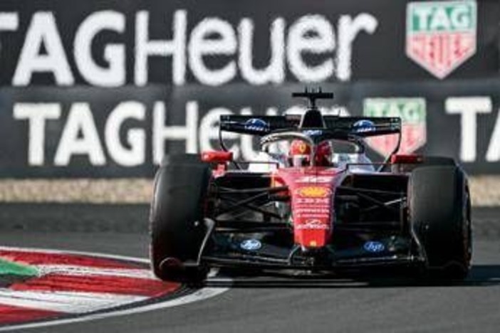 Ferrari, tensione Leclerc-Hamilton in Cina. Il sorpasso che fa infurirare Charles Ferrari, tensione Leclerc-Hamilton in Cina. Il sorpasso che fa infurirare Charles