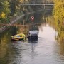 Tragedia a Senago, auto con 9 giovani a bordo finisce in un canale: tre morti