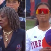 Il baseball femminile rinasce, ma l'inno da incubo è il vero show Il baseball femminile rinasce, ma l'inno da incubo è il vero show