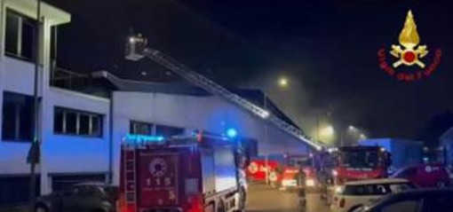 Milano, spento incendio a deposito Bartolini. Vigili del fuoco: "Nessun ferito" Milano, spento incendio a deposito Bartolini. Vigili del fuoco: "Nessun ferito"