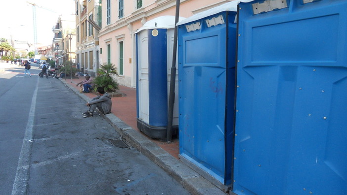 Ventimiglia: wc pubblici per migranti installati sotto le finestre delle abitazioni, residente protesta per la decisione Ventimiglia: wc pubblici per migranti installati sotto le finestre delle abitazioni, residente protesta per la decisione