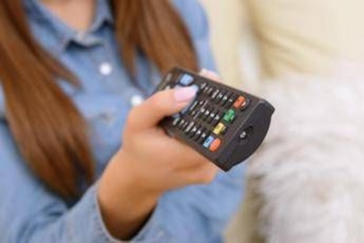 L'ansia da guerra fa volare gli ascolti tv notturni, boom per notizie e film horror