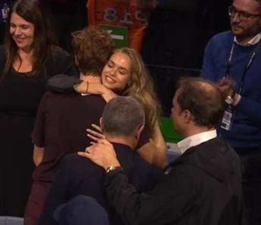 Sinner trionfa e Laila... lo abbraccia: la festa di Jannik dopo la vittoria delle Atp Finals Sinner trionfa e Laila... lo abbraccia: la festa di Jannik dopo la vittoria delle Atp Finals