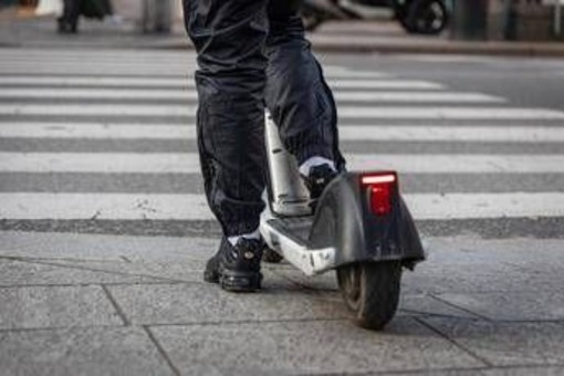 Milano, in due su monopattino si scontrano con auto: morto 19enne Milano, in due su monopattino si scontrano con auto: morto 19enne