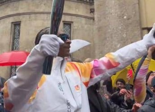 Milano Cortina, Snoop Dogg tedoforo 'a sorpresa' sotto la neve (finta)