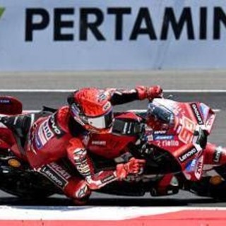 Marquez accelera, Bezzecchi e Fernandez cadono: cos'è successo in partenza in MotoGp