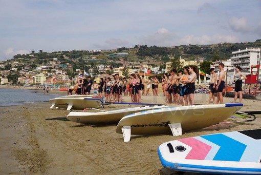 Da 10 anni gli studenti del Bonelli di Cuneo scelgono Arma di Taggia per scoprire il windsurf e pulire le spiagge Da 10 anni gli studenti del Bonelli di Cuneo scelgono Arma di Taggia per scoprire il windsurf e pulire le spiagge