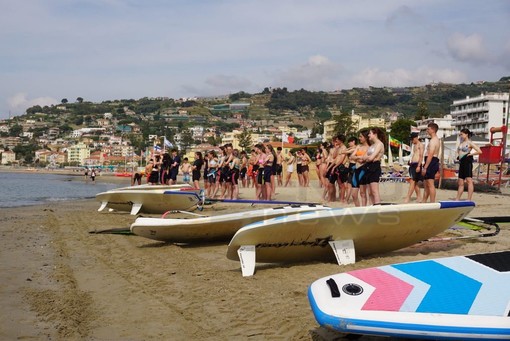 Da 10 anni gli studenti del Bonelli di Cuneo scelgono Arma di Taggia per scoprire il windsurf e pulire le spiagge