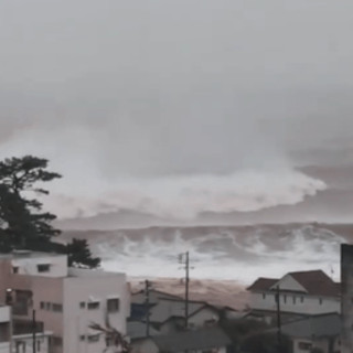 In Giappone il tifone Dujuan fa 4 morti poi si allontana dalla costa orientale: quasi due milioni di evacuati e 6 dispersi In Giappone il tifone Dujuan fa 4 morti poi si allontana dalla costa orientale: quasi due milioni di evacuati e 6 dispersi