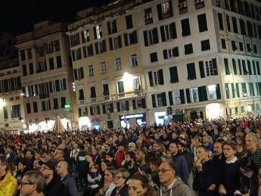 Genova, decine di migliaia di persone al corteo pro Gaza Genova, decine di migliaia di persone al corteo pro Gaza