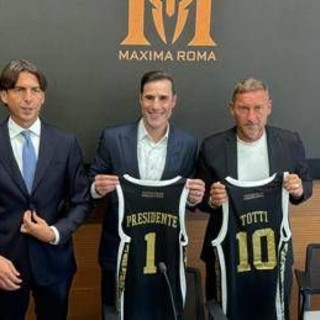 La Maxima Roma si presenta, con Totti per riportare in alto il basket della Capitale La Maxima Roma si presenta, con Totti per riportare in alto il basket della Capitale