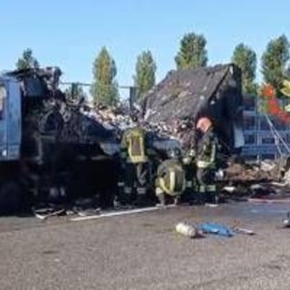 Tir in fiamme sulla Tangenziale ovest di Milano all'altezza di Rozzano, carreggiata chiusa