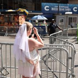 Taylor Swift e Travis Kelce sono marito e moglie, al Madison Square Garden il sì più glam dell’anno Taylor Swift e Travis Kelce sono marito e moglie, al Madison Square Garden il sì più glam dell’anno