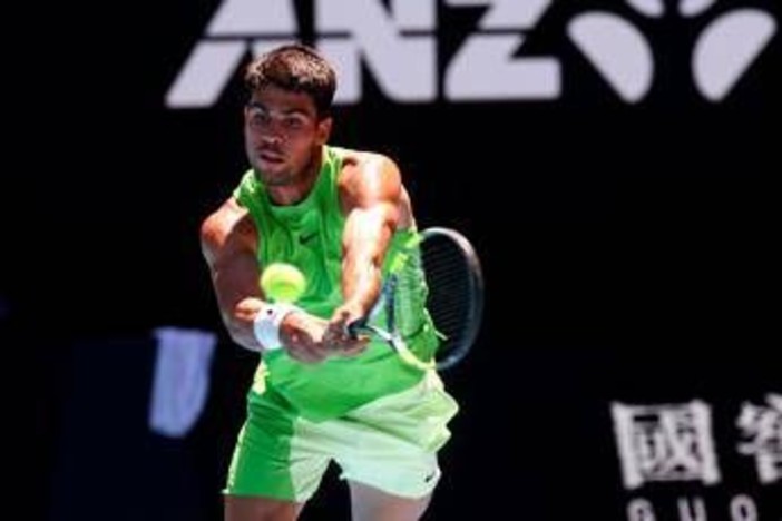 Alcaraz mima i crampi agli Australian Open, presa in giro a Sinner?