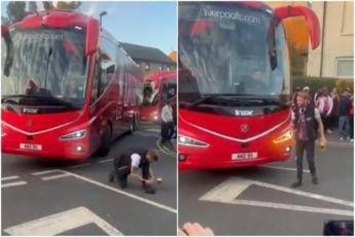 Tifoso del Crystal Palace si allaccia la scarpa e blocca... il pullman del Liverpool