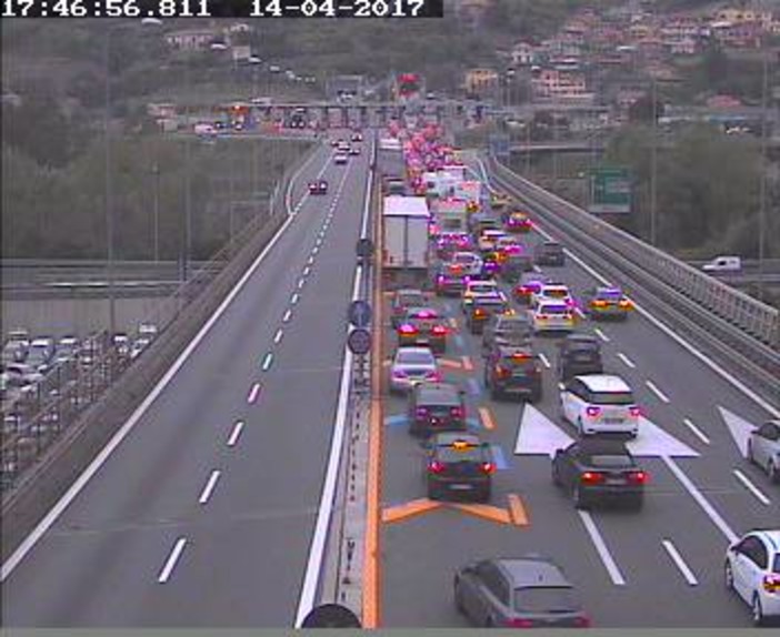 Al via l'esodo di Pasqua: ecco le prime code al confine italo-francese sull'Autostrada dei Fiori (Foto)