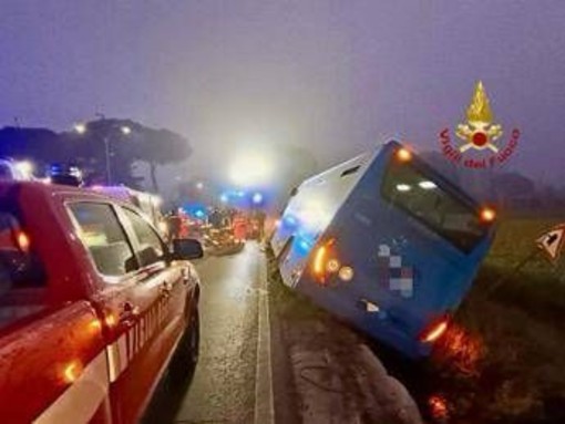 Scontro tra auto, tir e bus nell'Aretino: 5 feriti sulla Sp 327 Scontro tra auto, tir e bus nell'Aretino: 5 feriti sulla Sp 327