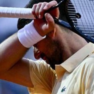 Roland Garros, tifosi Djokovic gridano al complotto: "Perchè Sinner gioca la sera?"