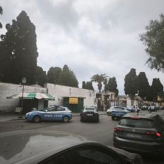 Napoli, spara e ferisce l'ex moglie al cimitero: 71enne arrestato Napoli, spara e ferisce l'ex moglie al cimitero: 71enne arrestato