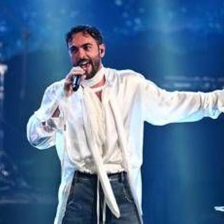 Marco Mengoni e la bimba di pochi mesi al concerto: "Tua mamma è una pazza"