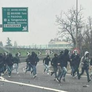 Scontri in autostrada tra 200 ultras di Fiorentina e Roma a Bologna: auto danneggiate