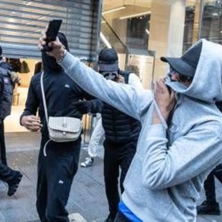 Guerriglia a Milano, chi sono i ragazzi della generazione Selfie: TikTok, rabbia e voglia di apparire Guerriglia a Milano, chi sono i ragazzi della generazione Selfie: TikTok, rabbia e voglia di apparire