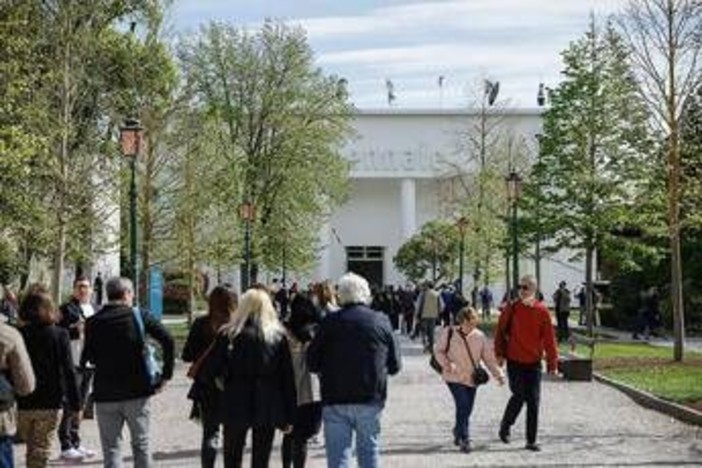 Biennale Arte, arrivati gli artisti a Venezia: lavori in corso a padiglione Russia Biennale Arte, arrivati gli artisti a Venezia: lavori in corso a padiglione Russia