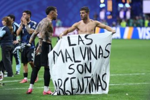 Argentina-Inghilterra, Lo Celso e Otamendi con striscione per Malvinas: rischio squalifica Argentina-Inghilterra, Lo Celso e Otamendi con striscione per Malvinas: rischio squalifica