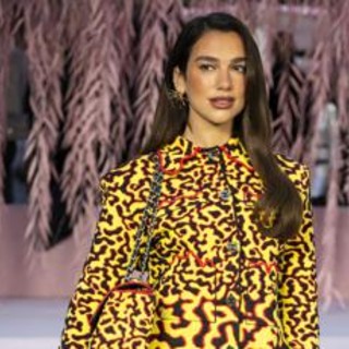 Sanremo, Dua Lipa non solo guest star: De Martino la vuole per la co-conduzione di una serata