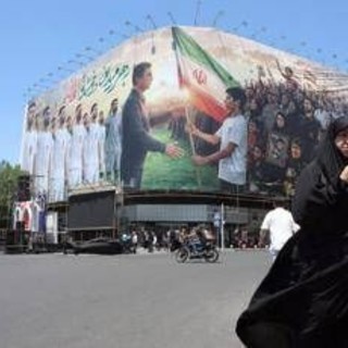 Iran, Teheran risponde ai raid Usa: missili contro Kuwait e Bahrain Iran, Teheran risponde ai raid Usa: missili contro Kuwait e Bahrain