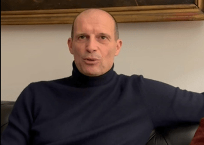 Fumo, Massimiliano Allegri firma per aumentare prezzo sigarette: "Fatelo anche voi"