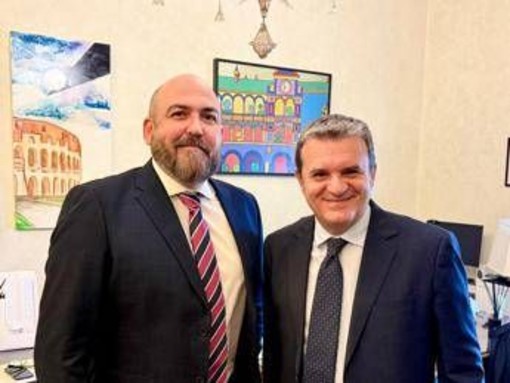 Negozi chiusi nelle feste comandate, Centinaio rilancia: "Cerchiamo intesa trasversale" Negozi chiusi nelle feste comandate, Centinaio rilancia: "Cerchiamo intesa trasversale"