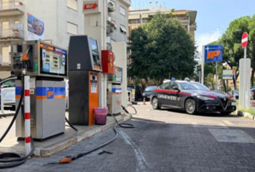 Roma, morto il 33enne che si era dato fuoco al distributore di benzina Roma, morto il 33enne che si era dato fuoco al distributore di benzina