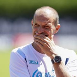 Napoli, "chi non salta juventino è". E Allegri non salta Napoli, "chi non salta juventino è". E Allegri non salta