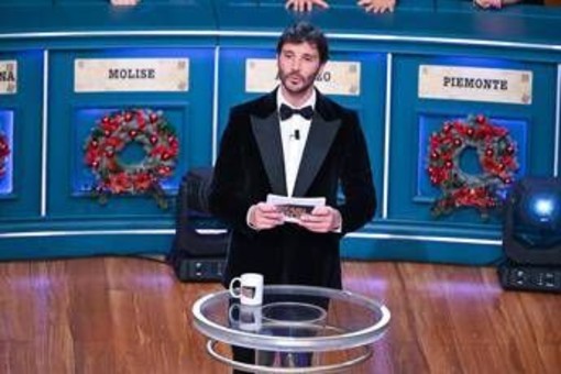 Ascolti tv, De Martino 're' della prima serata: vince 'Affari Tuoi - Lotteria Italia' con 35,9%