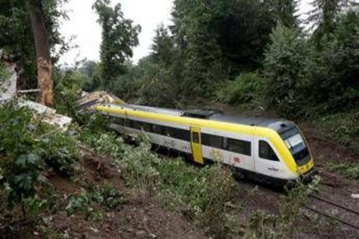 Treno deraglia in Germania, si temono diversi morti Treno deraglia in Germania, si temono diversi morti